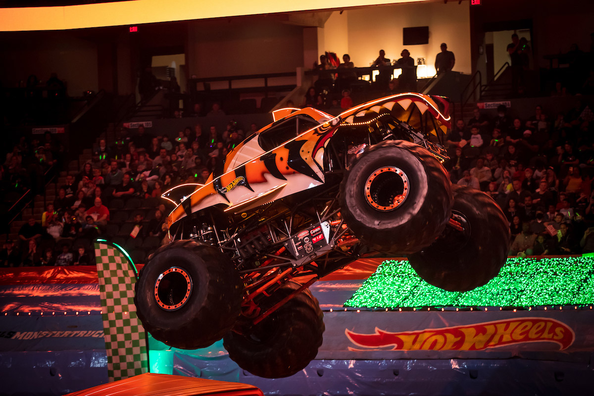 Hot Wheels Monster Trucks Live™ Glow Party™ 2023 Будапеща