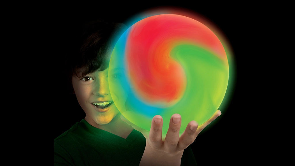 Groovy Glow Wubble е играчка за открито, която може да се използва през цялата година. която буквално свети