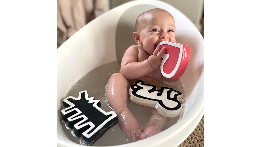 Тези сензорни играчки за баня на Keith Haring са толкова забавни, че дори възрастните ще искат да играят с тях