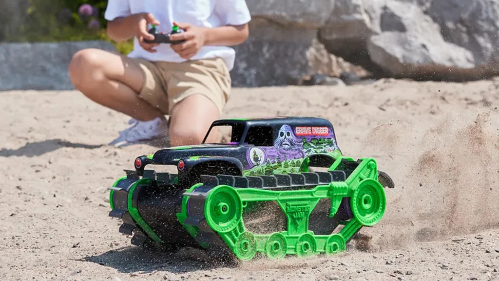 Този Monster Jam R/C се справя на всякакви терени
