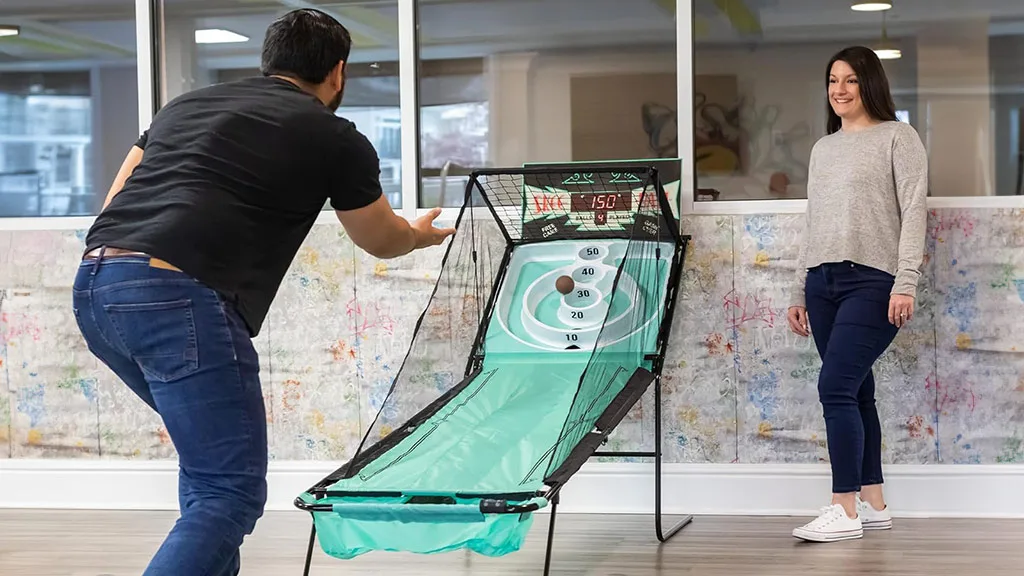 Пусни носталгичен хитов резултат с тази игра Skee-Ball!