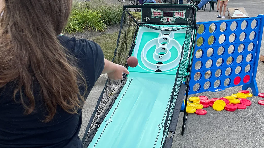 Пусни носталгичен хитов резултат с тази игра Skee-Ball!
