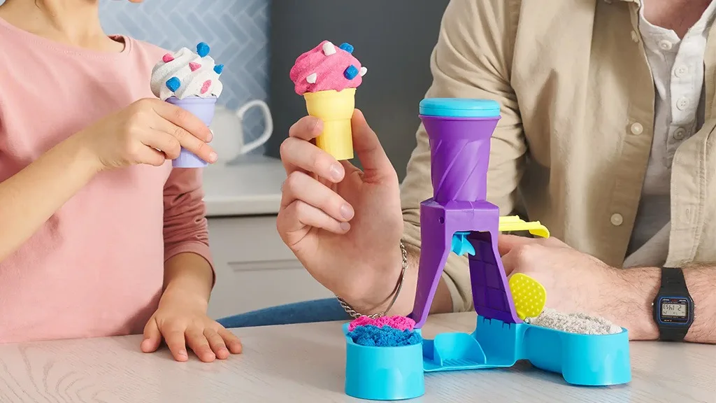 Викам, ти викаш за станцията за приготвяне на сладолед от Kinetic Sand.