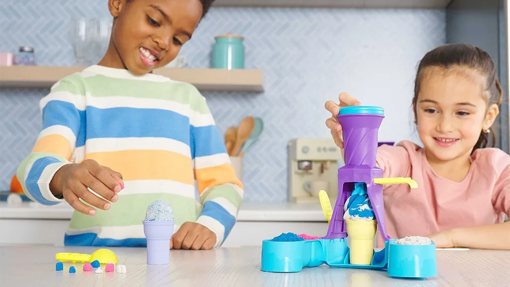 Викам, ти викаш за станцията за приготвяне на сладолед от Kinetic Sand.