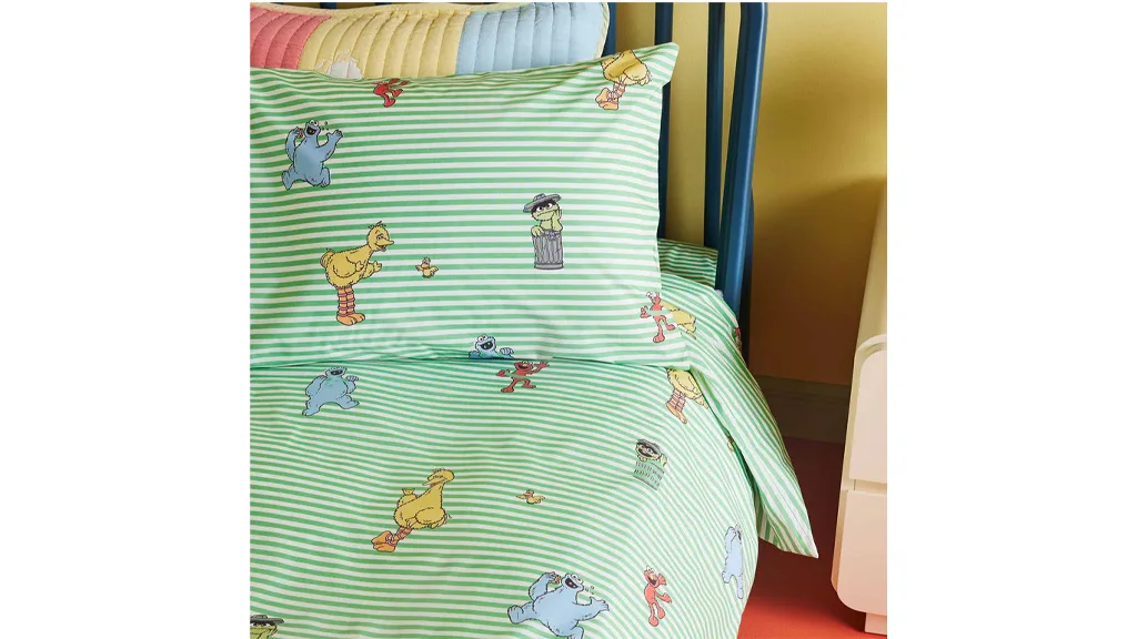 Колекциите на Brooklinen за спално бельо и баня от Sesame Street са сладки и удобни.