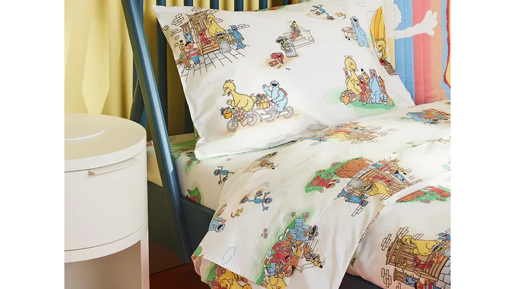 Колекциите на Brooklinen за спално бельо и баня от Sesame Street са сладки и удобни.
