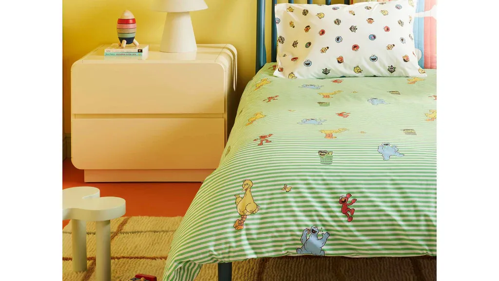 Колекциите на Brooklinen за спално бельо и баня от Sesame Street са сладки и удобни.
