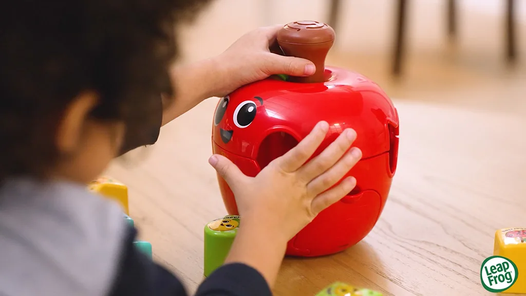 Игрална демонстрация: LeapFrog Въртяща се форма за подреждане на ябълка