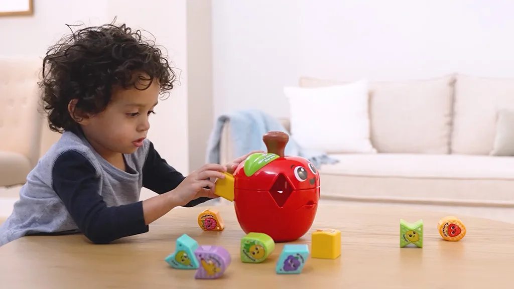 Игрална демонстрация: LeapFrog Въртяща се форма за подреждане на ябълка