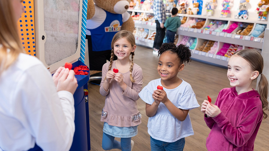 Build-A-Bear празнува международния ден на играчките с безплатни подаръци и активности
