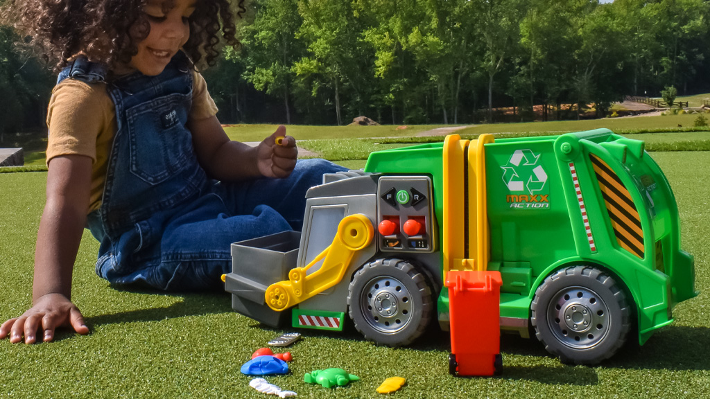 Увеличи лятната игра с Sunny Days Maxx Action и John Deere превозни средства!