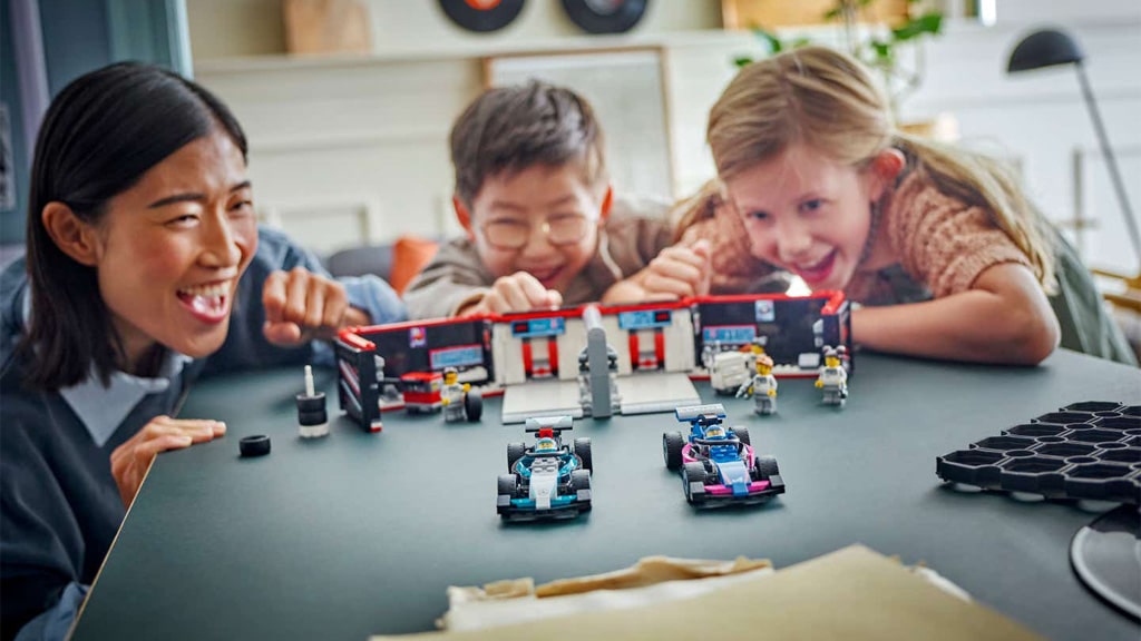 Премини през целевата линия на LEGO тухлите с комплектите вдъхновени от Формула 1