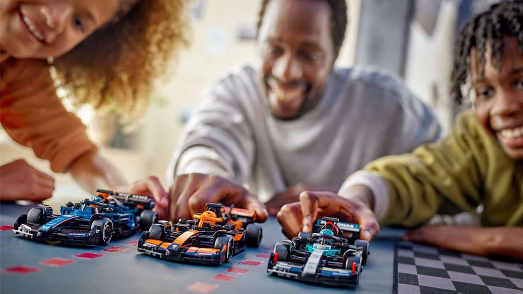 Премини през целевата линия на LEGO тухлите с комплектите вдъхновени от Формула 1