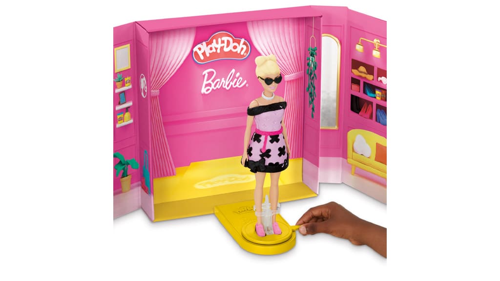 Куклите Barbie могат да дефилират по модния подиум с нови дрехи и аксесоари Play-Doh
