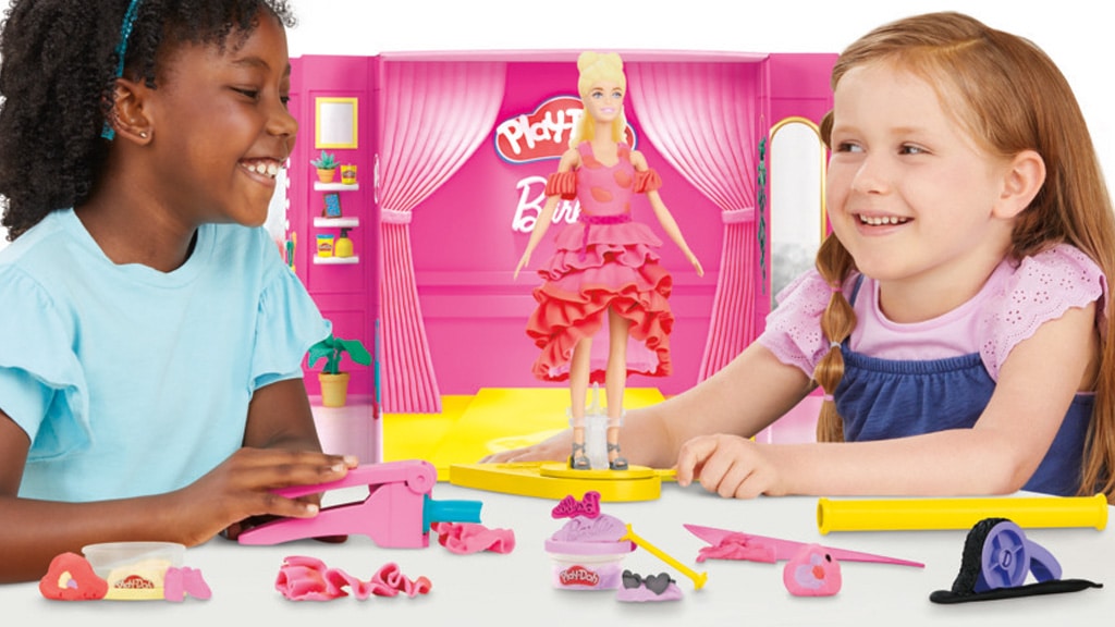 Куклите Barbie могат да дефилират по модния подиум с нови дрехи и аксесоари Play-Doh