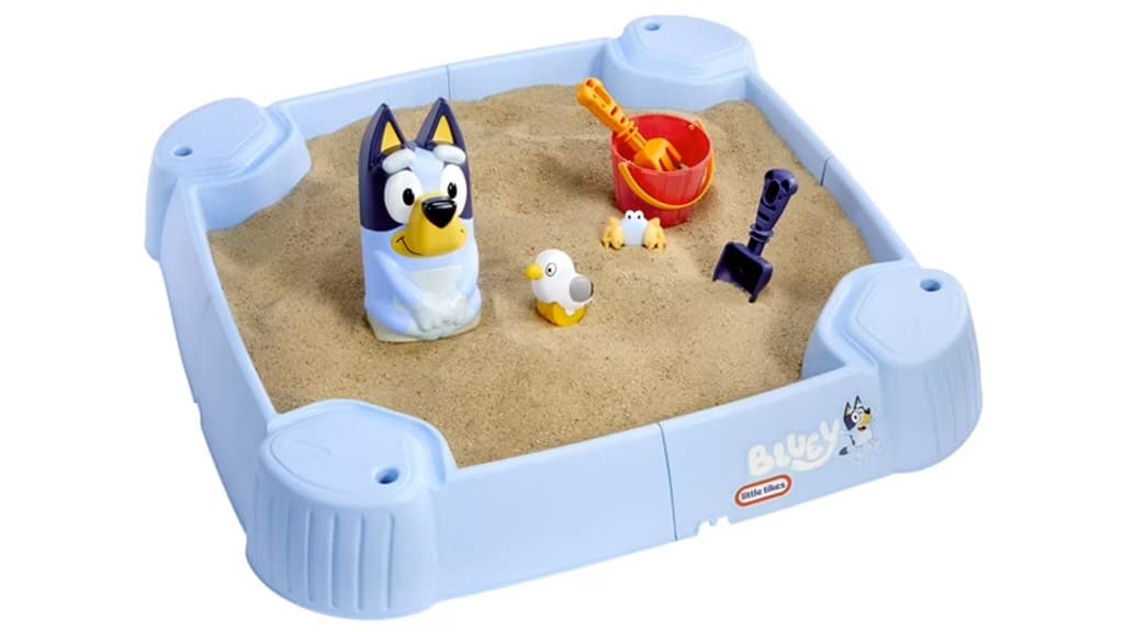 Скочи в пролетта с новите Little Tikes Bluey комплекти за игра на открито
