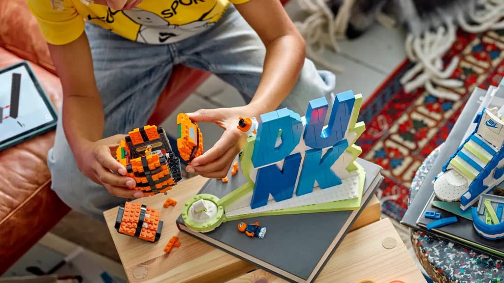 Nike и LEGO Група обединяват баскетбола и строителните блокчета