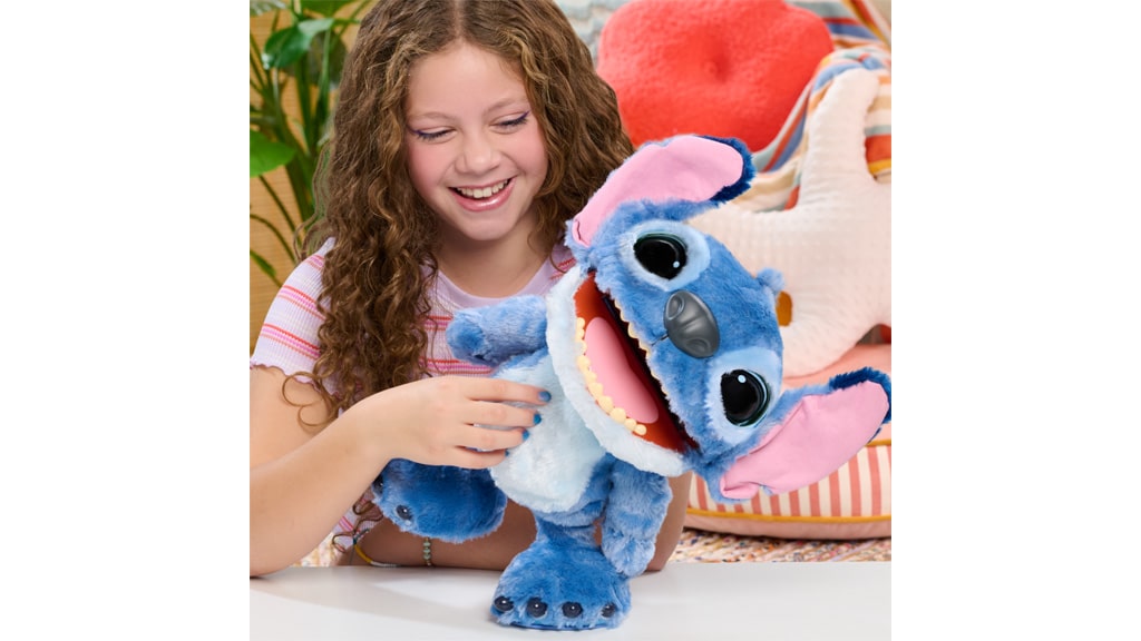 Новата интерактивна плюшена фигурка Stitch на Just Play предлага извънземни вълнения