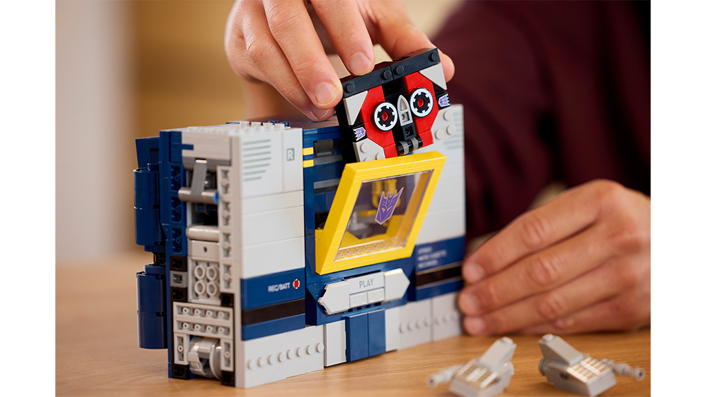 Този LEGO Transformers Soundwave робот е един от най-яките комплекти за строене