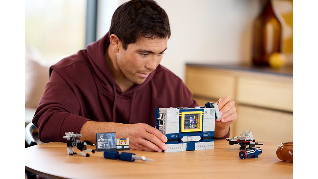 Този LEGO Transformers Soundwave робот е един от най-яките комплекти за строене