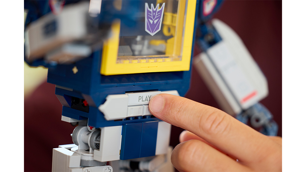 Този LEGO Transformers Soundwave робот е един от най-яките комплекти за строене