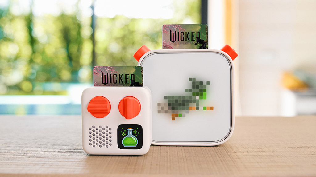 Yoto Wicked филмова сцена кара децата да танцуват