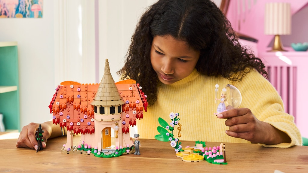 Празнувай Glinda-стил с новите комплекти Wicked: For Good на LEGO Group!