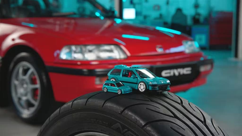 Хондите се отправят директно към гаража на Mattel Brick Shop.