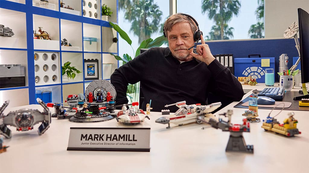 Марк Хамил споделя любовта си към LEGO SMART играчките с децата.