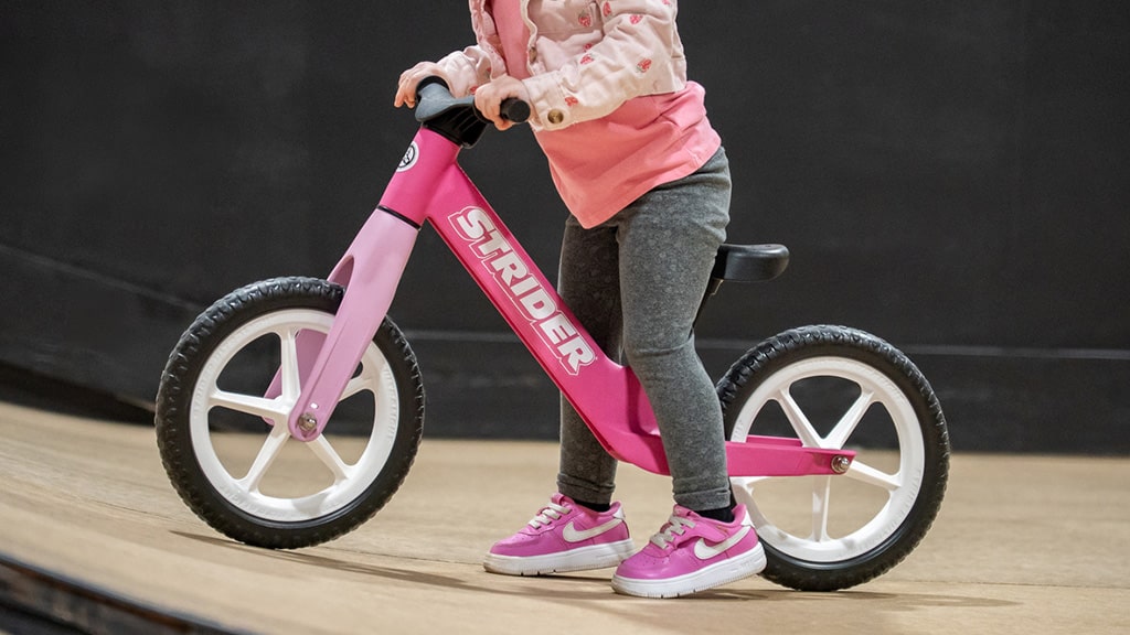 Раздвижи малчуганите с новия 12 Comp велосипед на Strider Bikes!