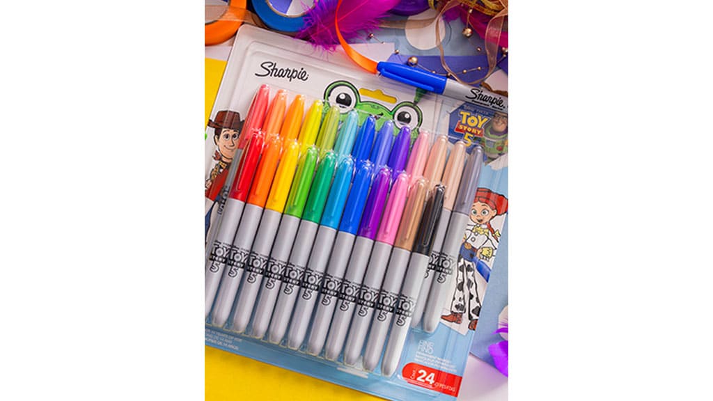 Sharpie и Elmer’s творят с маркерите и слузта от филма „Toy Story 5”