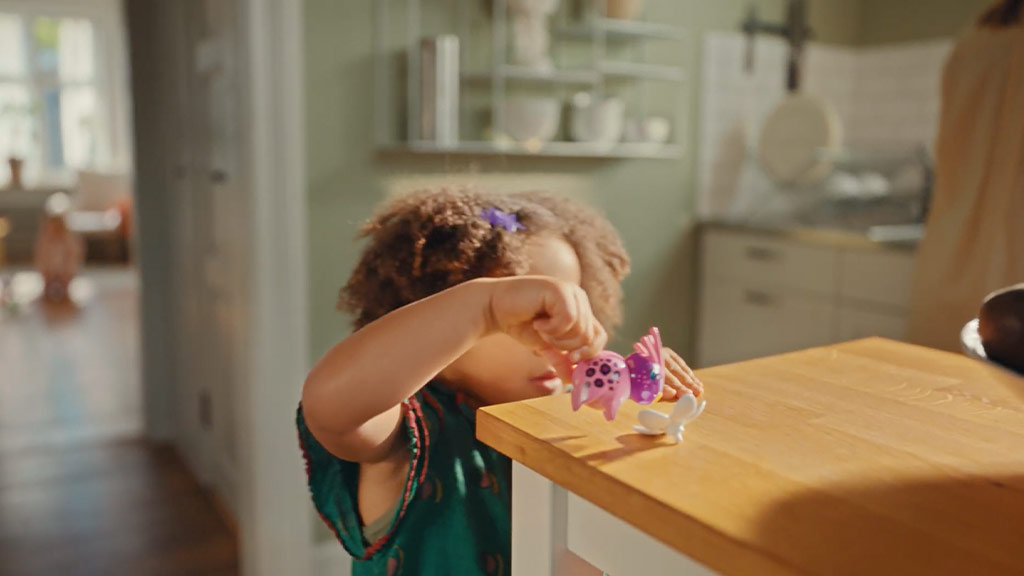Brio разширява асортимента си с новите играчки Flora.