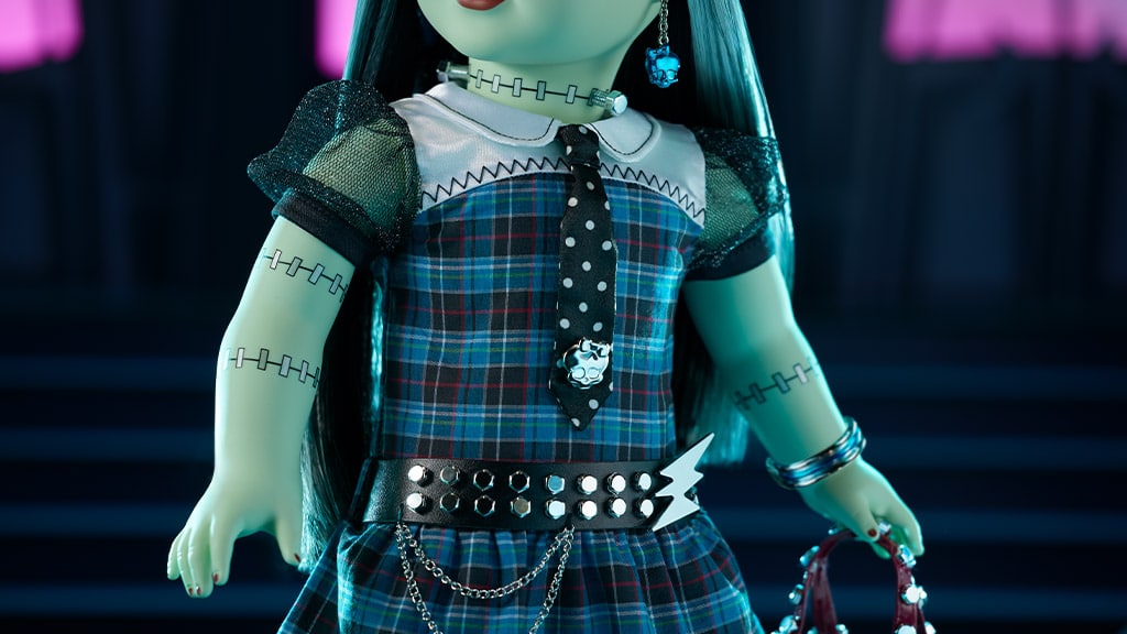 Monster High Frankie Stein получава трансформация в American Girl кукла
