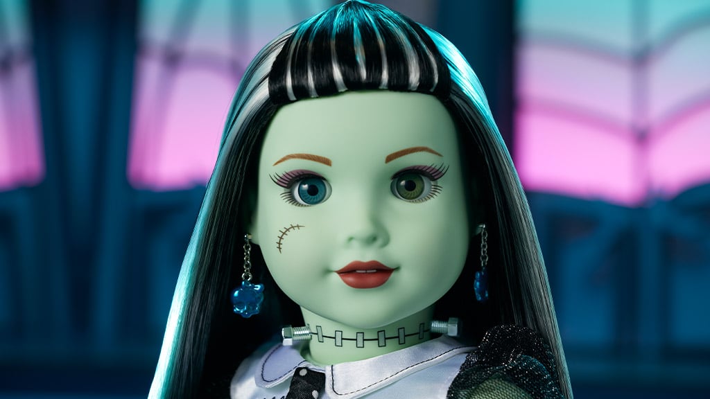 Monster High Frankie Stein получава трансформация в American Girl кукла