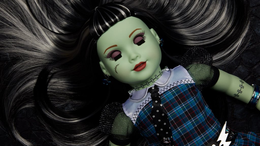 Monster High Frankie Stein получава трансформация в American Girl кукла