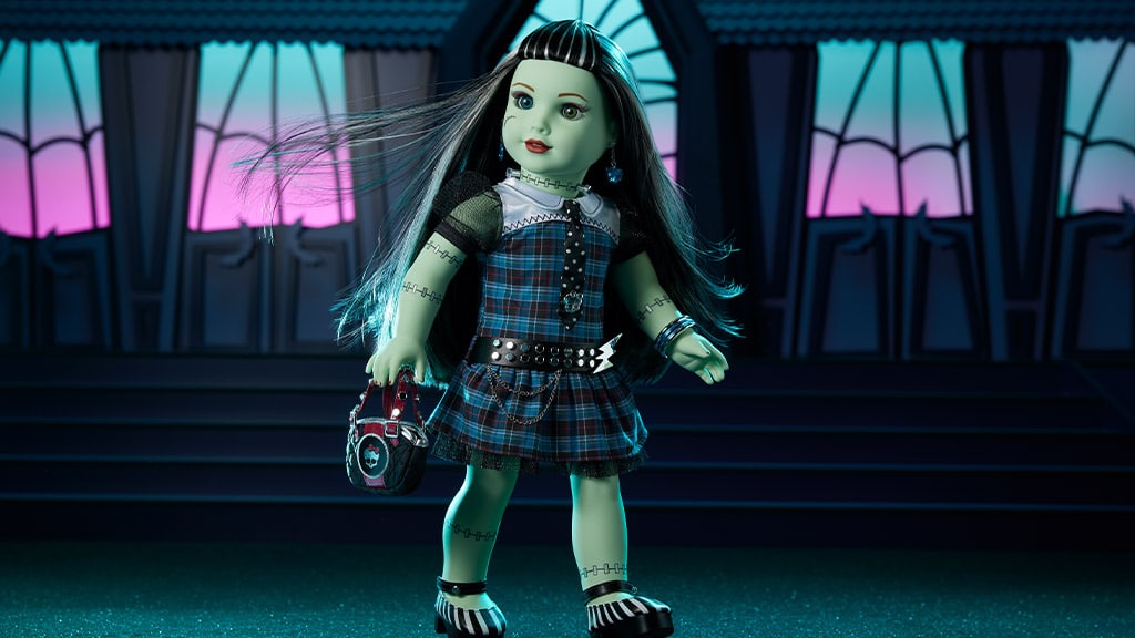 Monster High Frankie Stein получава трансформация в American Girl кукла