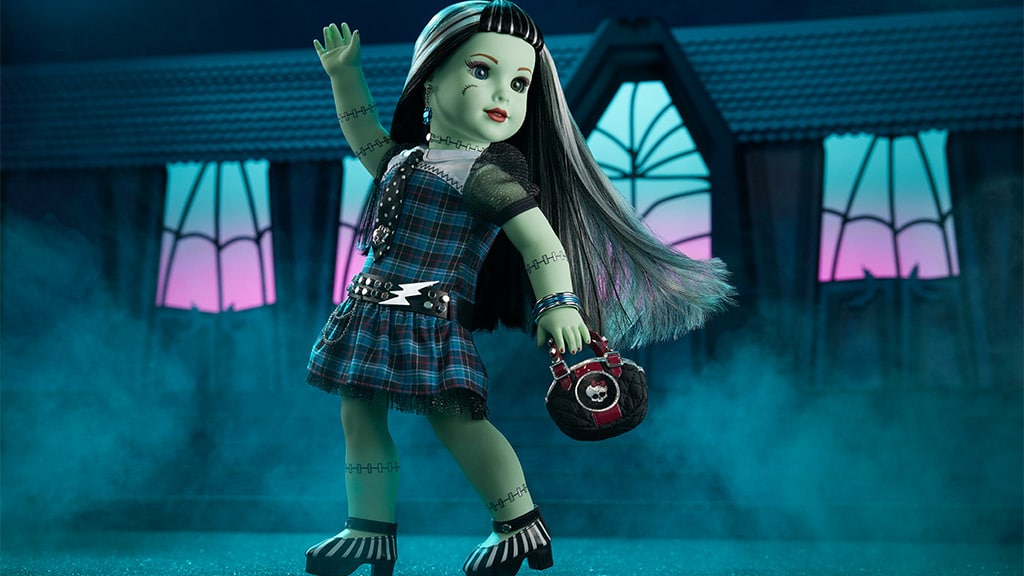 Monster High Frankie Stein получава трансформация в American Girl кукла