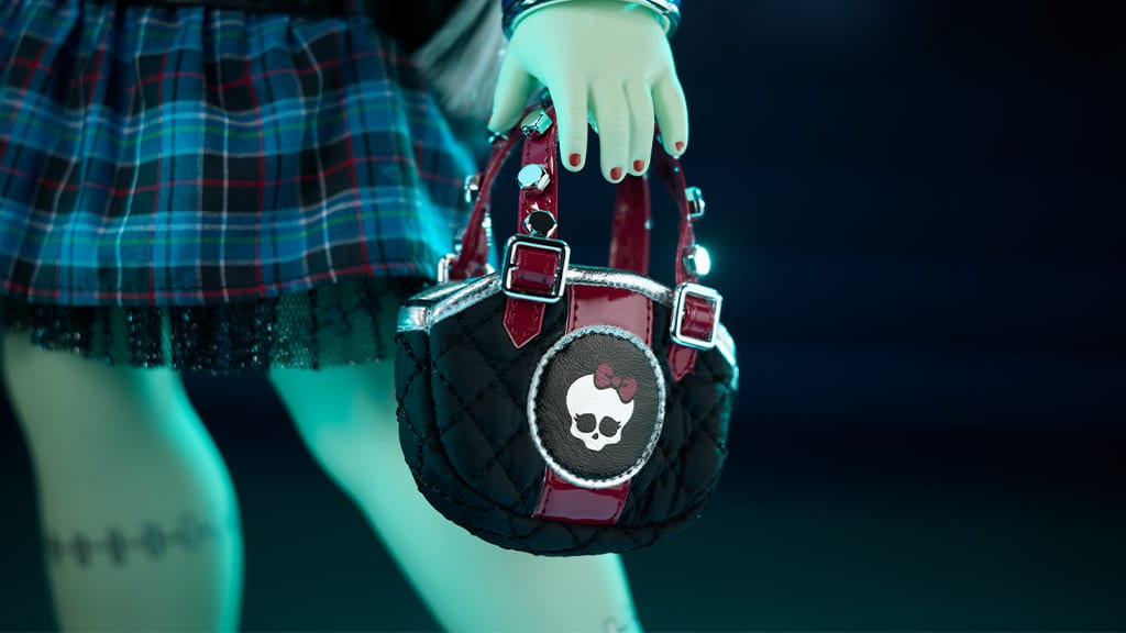 Monster High Frankie Stein получава трансформация в American Girl кукла
