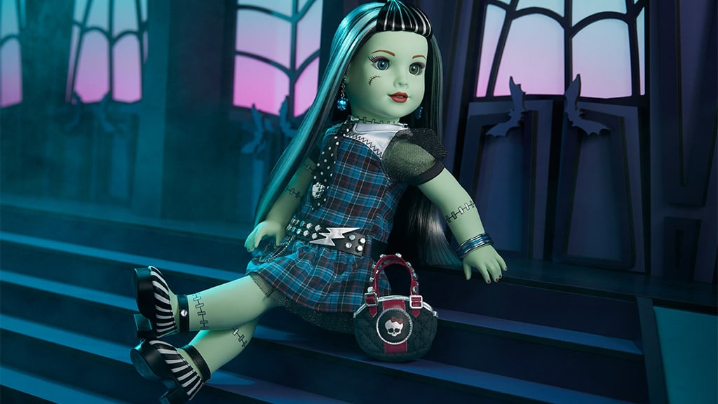 Monster High Frankie Stein получава трансформация в American Girl кукла
