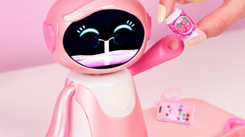 EmotoBOT от Just Play има собствена личност