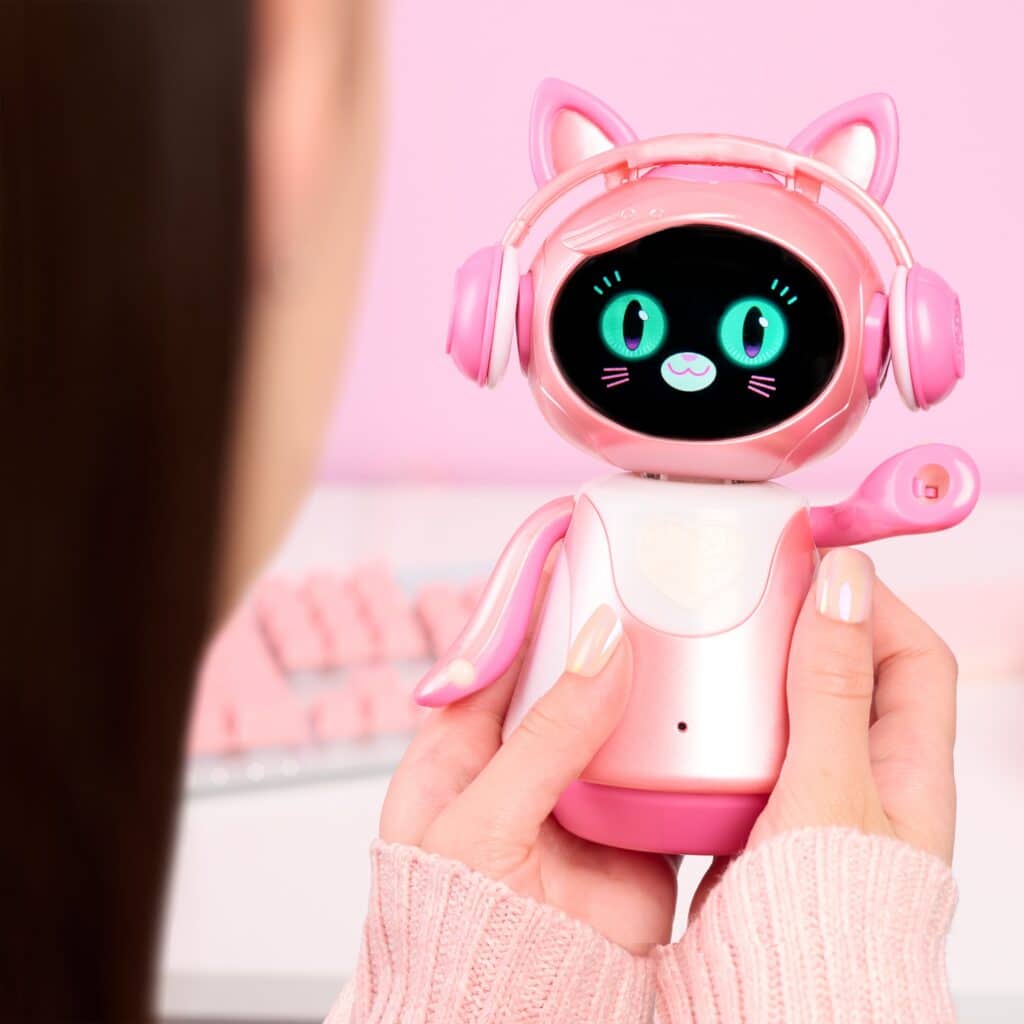 EmotoBOT от Just Play има собствена личност