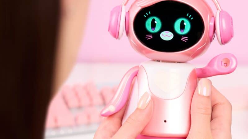 EmotoBOT от Just Play има собствена личност