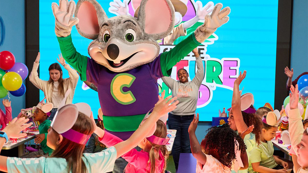 Супер приключения ви очакват в света на Chuck E. Cheese