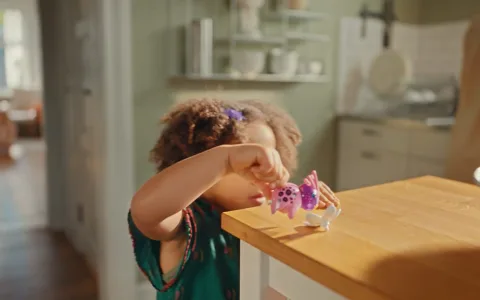 Brio разширява асортимента си с новите играчки Flora.