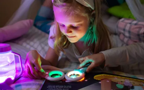 Glo Pals новите светещи книги осветяват разказването на приказки.