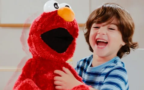 Смей се на воля с играчката Just Play Csikis Elmo!