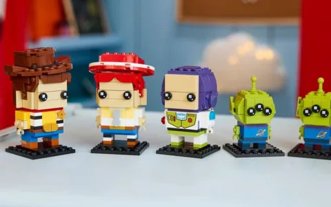 Строй до безкрая и отвъд с тези LEGO комплекти от Играчките на историята.