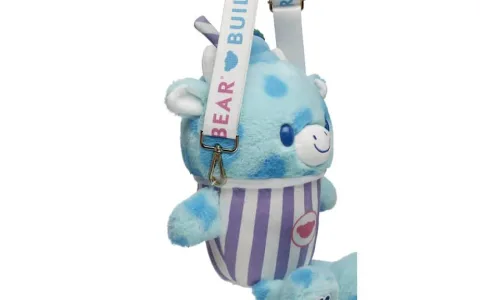 Build-A-Bear съчетава стил и плюшени играчки с чанти през рамо.