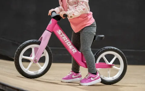 Раздвижи малчуганите с новия 12 Comp велосипед на Strider Bikes!