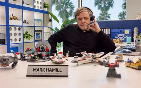 Марк Хамил споделя любовта си към LEGO SMART играчките с децата.
